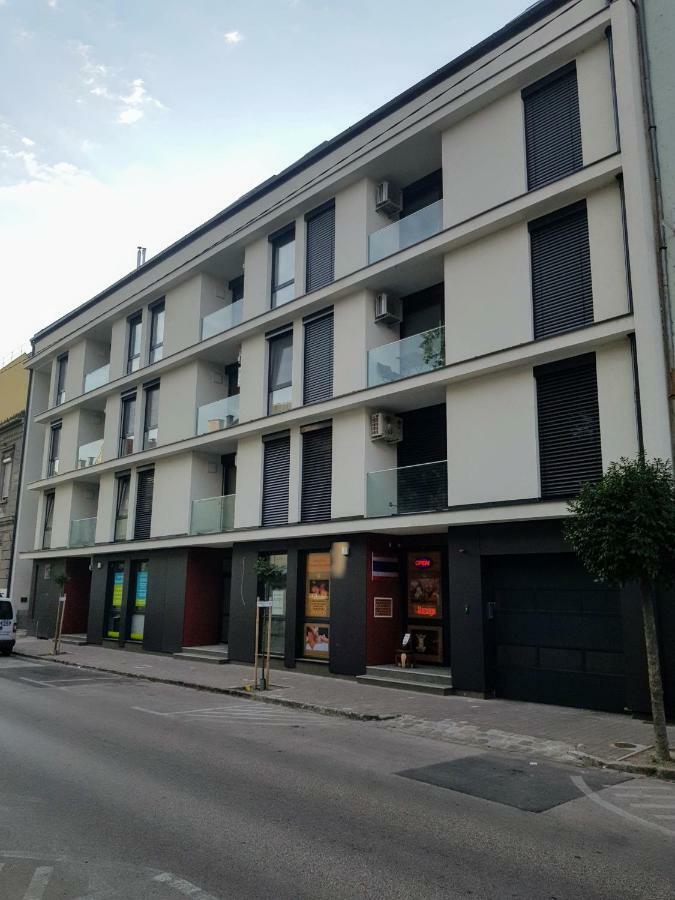 Holiday Apartman With Free Parking Γκιόρ Εξωτερικό φωτογραφία