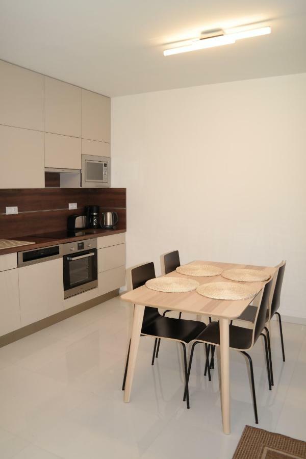 Holiday Apartman With Free Parking Γκιόρ Εξωτερικό φωτογραφία