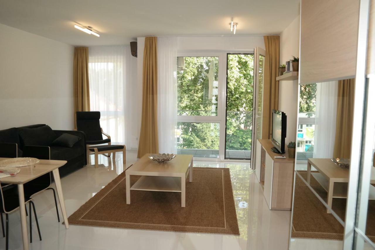 Holiday Apartman With Free Parking Γκιόρ Εξωτερικό φωτογραφία