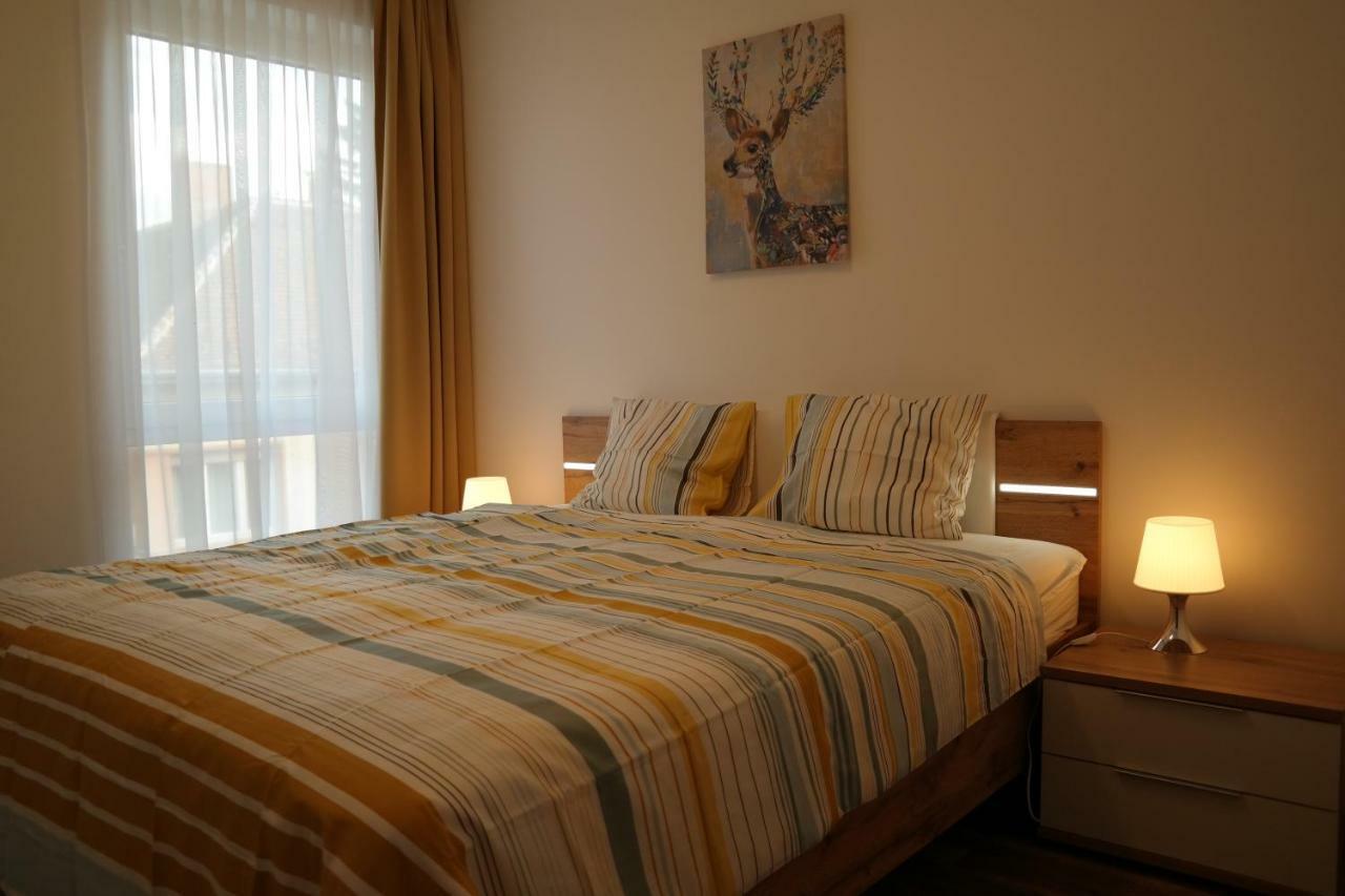 Holiday Apartman With Free Parking Γκιόρ Εξωτερικό φωτογραφία