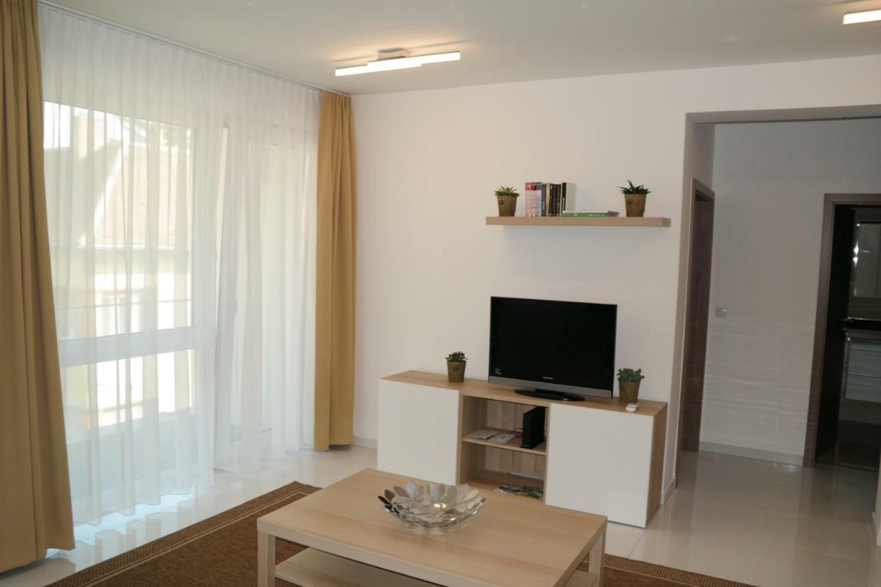 Holiday Apartman With Free Parking Γκιόρ Εξωτερικό φωτογραφία