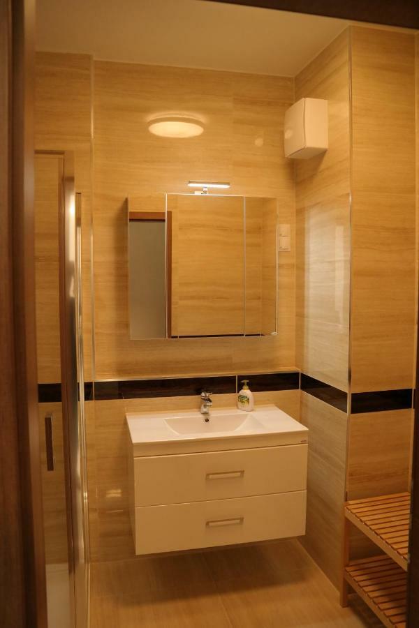 Holiday Apartman With Free Parking Γκιόρ Εξωτερικό φωτογραφία