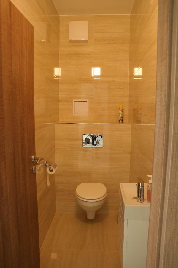 Holiday Apartman With Free Parking Γκιόρ Εξωτερικό φωτογραφία