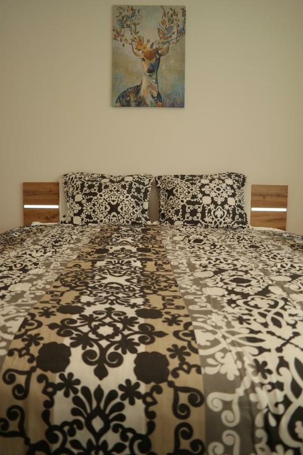 Holiday Apartman With Free Parking Γκιόρ Εξωτερικό φωτογραφία