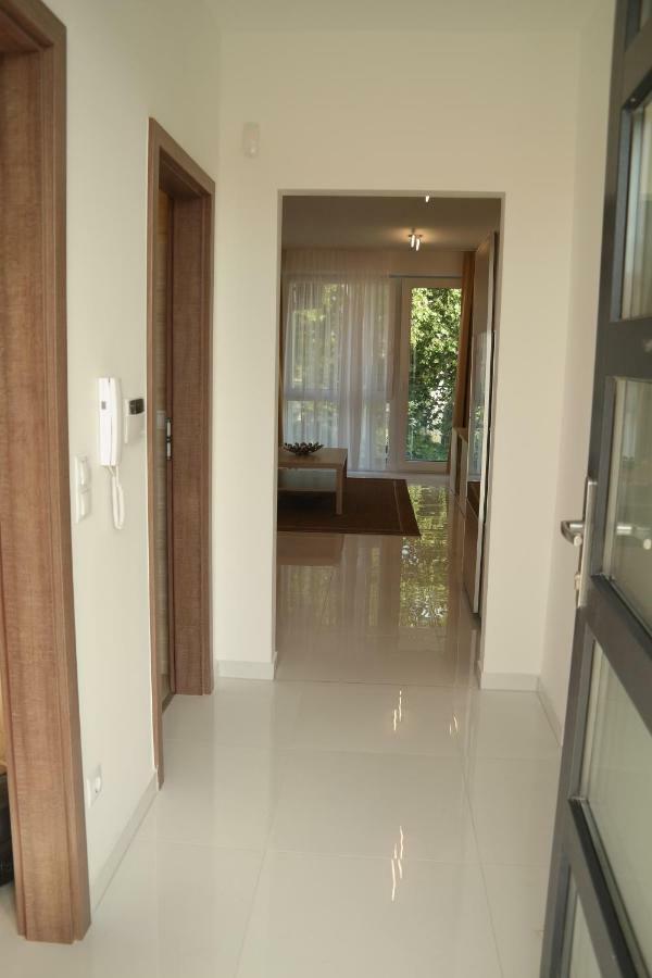 Holiday Apartman With Free Parking Γκιόρ Εξωτερικό φωτογραφία